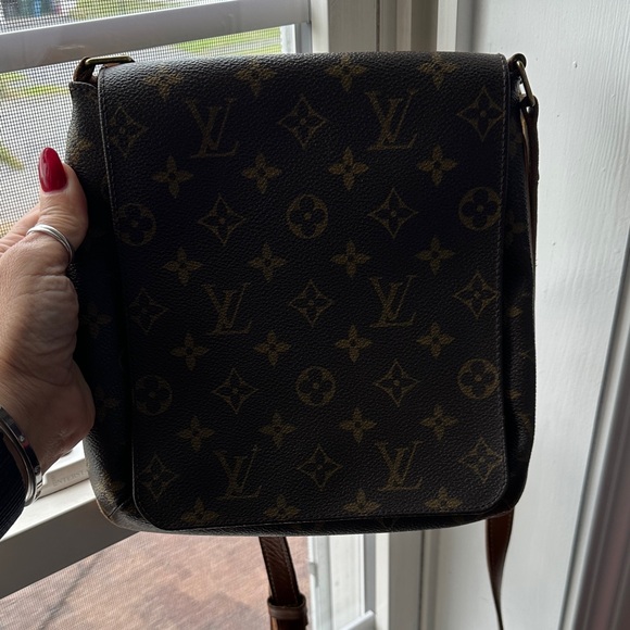 Louis Vuitton - Picture 1 of 4